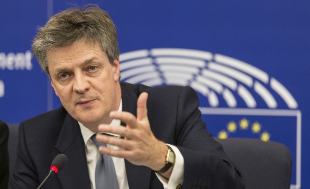 Британският еврокомисар Джонатан Хил подаде оставка