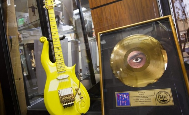 $ 137 500 за китарата на Принс "Жълтия облак"