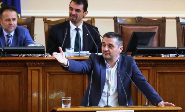 Добрев към Кунева: Връщате към времето на Вишински - анонимка и виновен до доказване на противното