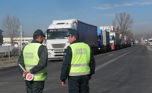 Километрични колони от автомобили на изхода на „Кулата” и „Маказа”