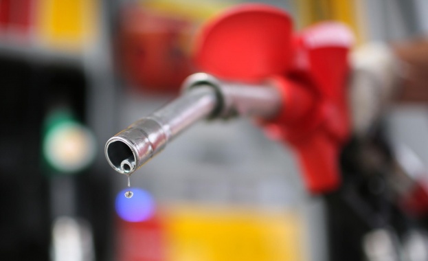 Слабо понижение на петролните цени след подновени опасения за свръхпроизводство