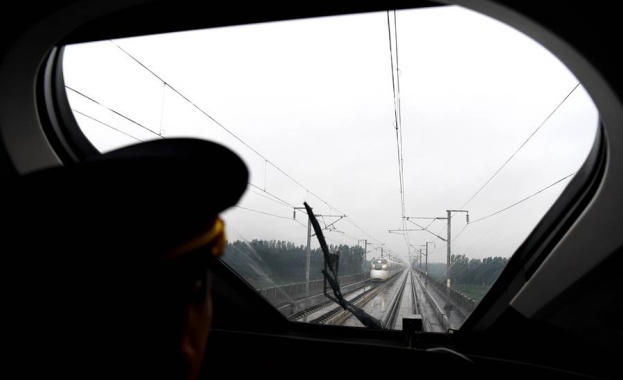 Китай размина два влака с относителна скорост над 800 км/ч 