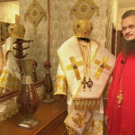 Червеният подрасник подхожда на интериора на дома ми