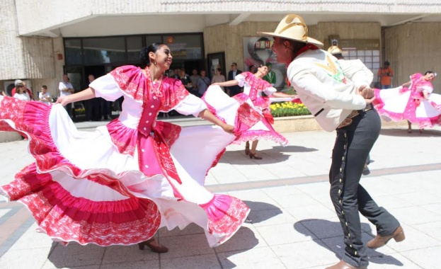 Екип на телевизионно предаване което се излъчва по гръцката телевизия