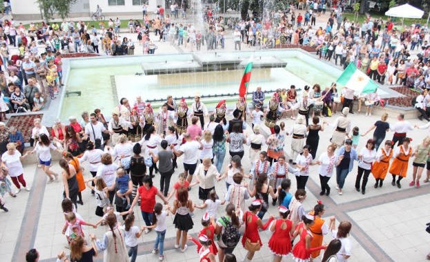 Открит урок по народни хора и дракони в последния ден на Панаира на киселото мляко