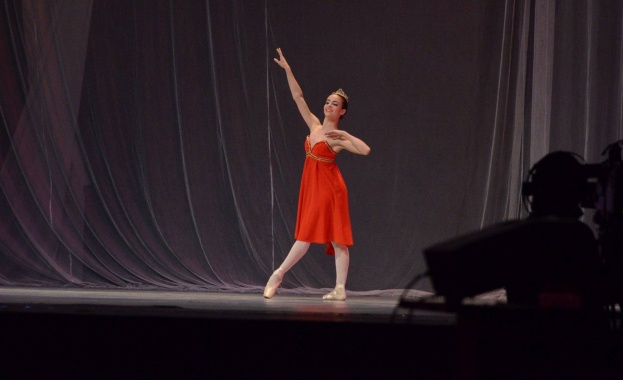 14-годишната Дарина Тонева грабна сребърния медал от престижния балетен конкурс в Истанбул