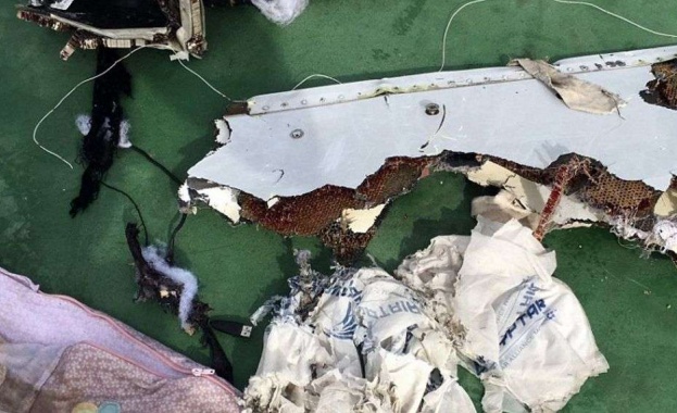 Самолетът на EgyptAir се е разпаднал над Средиземно море след пожар