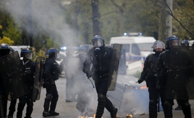 Нощ на насилие и палежи в Париж, 10 са арестувани