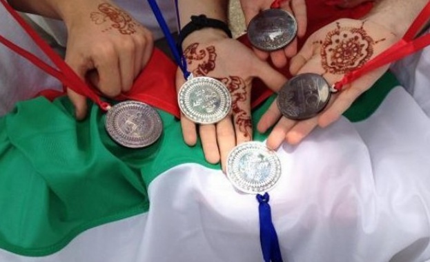 Златни медали за отбора ни по информатика на олимпиада 