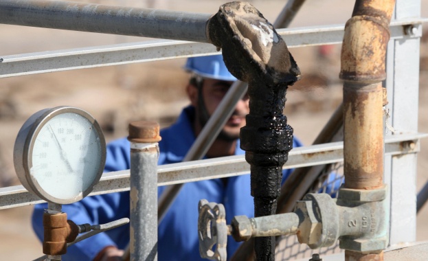 В условия на притеснения за глобално пренасищане, петролът се търгува близо до петъчните двумесечни дъна 