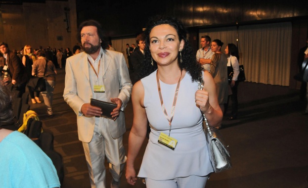 Двама маскирани са подпалили имението на Баневи