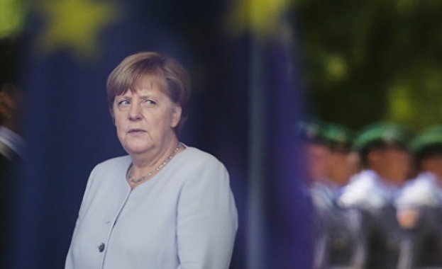 Politico: Меркел седи върху няколко „бомби със закъснител“