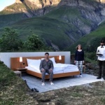 Имате ли кураж да пренощувате в стая без покрив и стени в швейцарските Алпи?