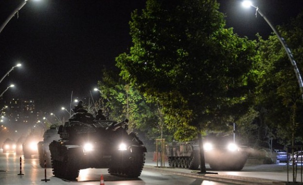 Уволниха двама членове на Конституционния съд в Турция