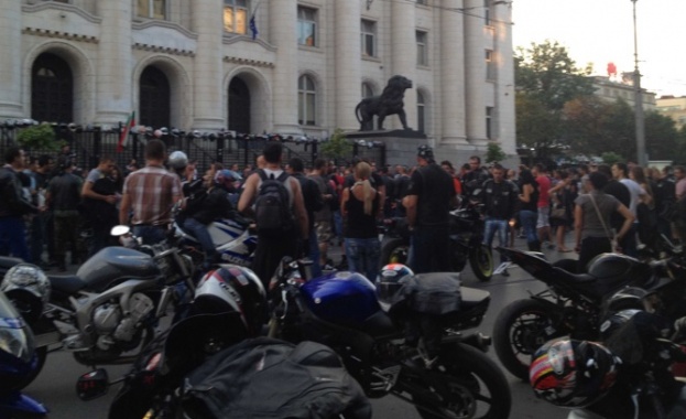 Протестът на мотористите се премести пред съдебната палата (обновена)