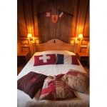 Уникален хотел: Нощувка в едно легло, но в две различни страни  