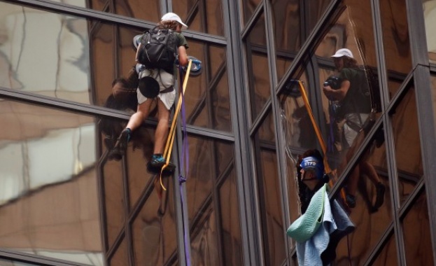 Арестуваха мъж, катерил се с вендузи по кулата на Тръмп  