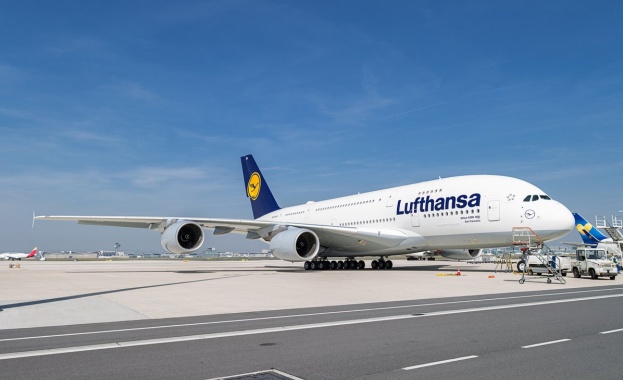 Най-големият пътнически самолет в света каца в София