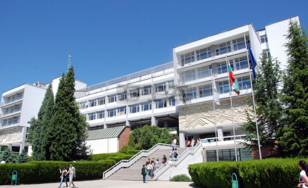 Срути се таван в Югозападния университет (Видео)