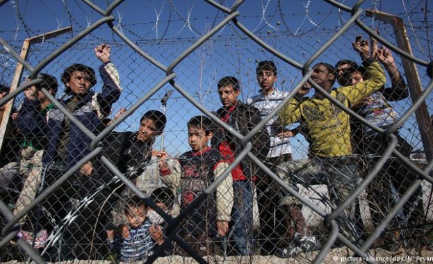 Искат закриване на центровете за бежанци