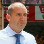 Радев: Даниел Митов с автомат ли ще освобождава Крим?