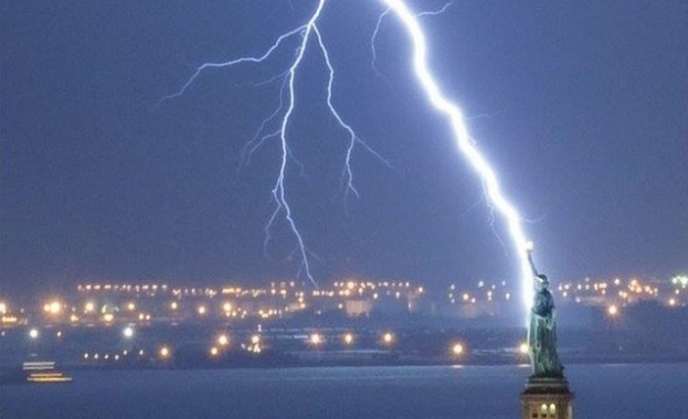 Мълния удари Статуята на свободата в Ню Йорк (видео)