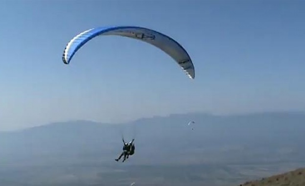 Фестивал на моторни делта, парапланери и паратрайкове се проведе в край Дупница (видео)