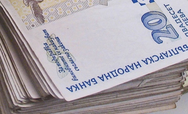 Хора, защо си хвърляте парите от балкона?!  