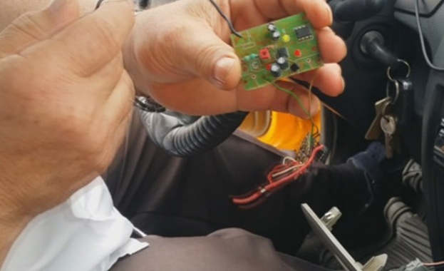 Таксита ни лъжат с необявени тарифи, имитиращи табели и удвоен километраж  