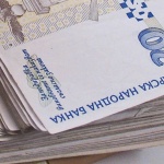 Хора, защо си хвърляте парите от балкона?!  