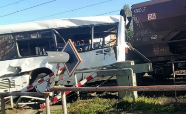 Сблъсък между влак и автобус в Германия прати 10 човека в болница