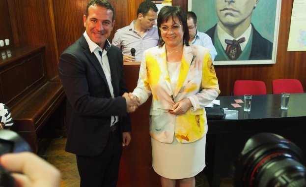 Корнелия Нинова връчи членски карти на млади хора, сред които и бившият рали шампион Крум Дончев