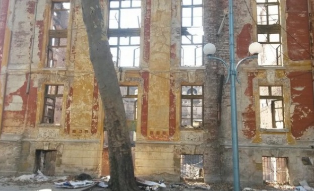 Прокурори, следователи и криминалисти влязоха в изгорелите тютюневи складове