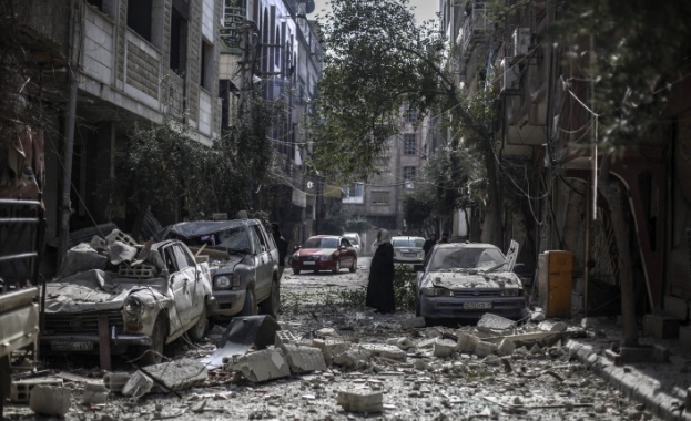Евакуират хората от обсадено предградие на Дамаск