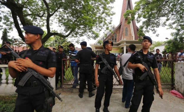 17-годишен нападна с бомба и нож католически свещеник в Индонезия