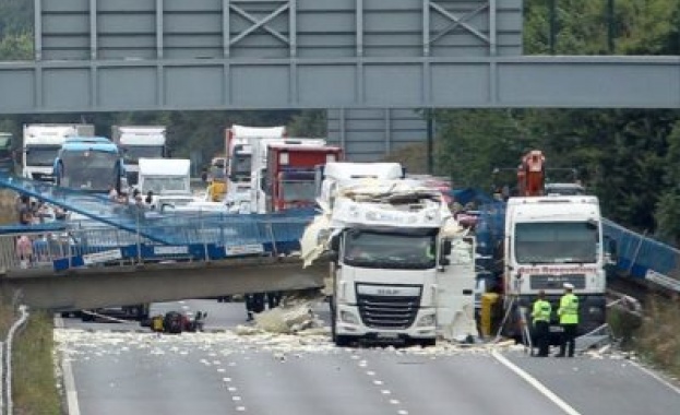Пешеходен мост се срина върху два камиона на автомагистрала във Великобритания