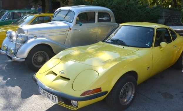 Спортен Opel GT спечели голямата награда от Ретропарада в Минерални бани