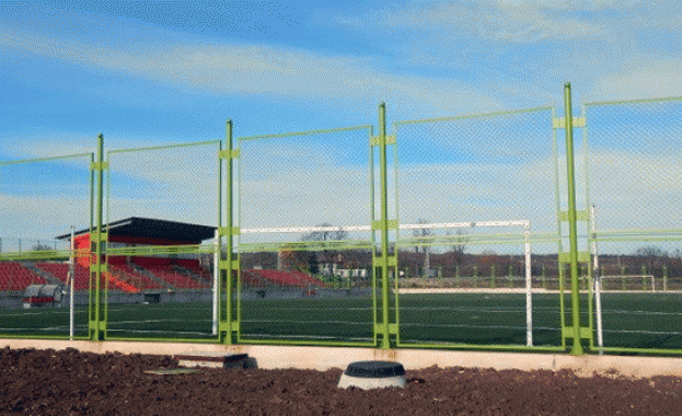 Обезлюдени села със стадиони за милиони, а улиците... разбити 