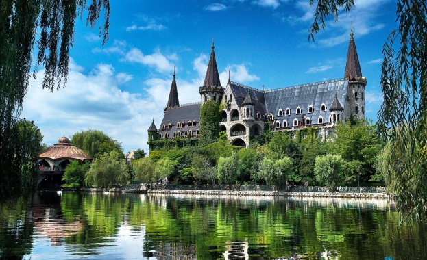 Къде отиват приходите от най-големия кич на Балканите?