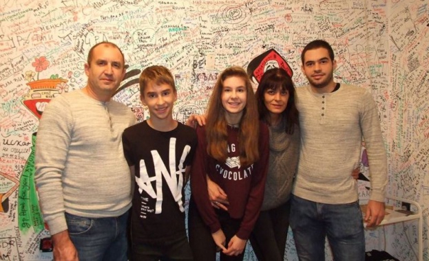 Ген. Румен Радев: Не съм излъгал. Женен съм за Десислава. Който иска – да ме съди!