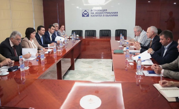 Нинова пред АИКБ: Трябва да защитим правата на 20 000 работници, които не са получили възнагражденията си