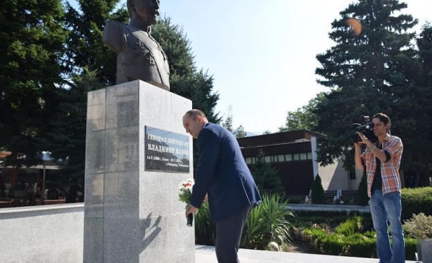 Ген. Румен Радев започна обиколката си из страната от Сопот