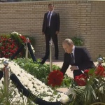 Путин положи цветя на гроба на Ислам Каримов