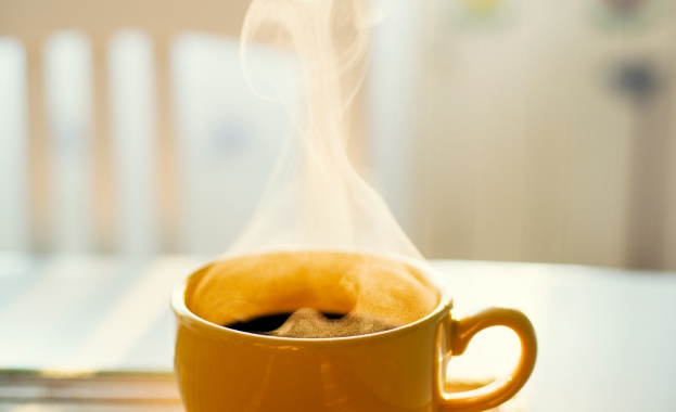 Една чаша обикновено черно кафе съдържа 50 100 милиграма кофеин А