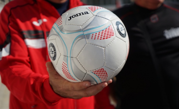 Локомотив София подари футболни топки на всички първокласници