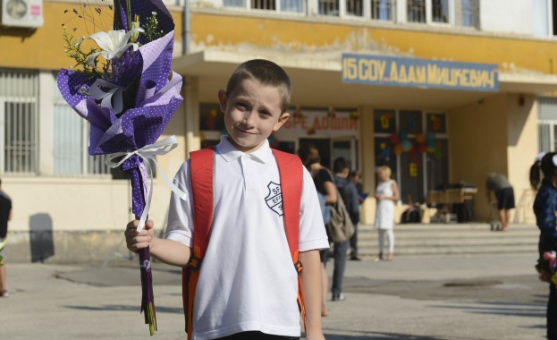 158 приемни деца прекрачват училищния праг днес