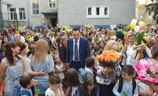 Бургаският кмет Димитър Николов откри учебната година в СОУ "Св. св. Кирил и Методий"