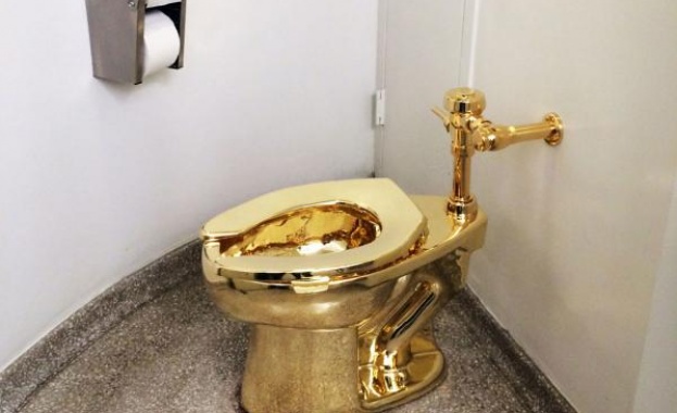 Посетителите на музей в Ню Йорк могат да използват златната тоалетна "Америка" на Маурицио Кателан