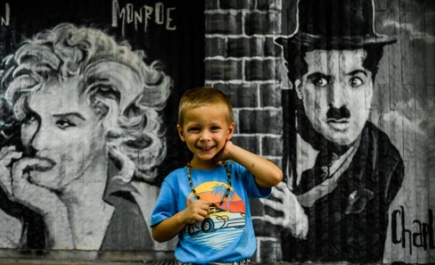 9 български актьори оставиха отпечатъци в новия филмов подлез на София