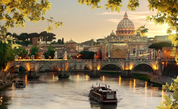 Те кръстосват със скутерите и велосипедите из празните улици на